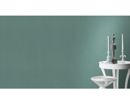 Décoration murale avec des éléments décoratifs sur des tables d''appoint blanches devant un mur uni