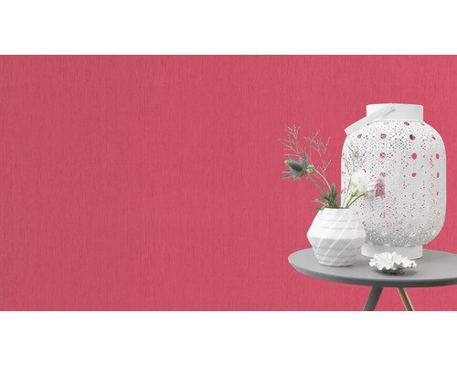 Dekoratives Stillleben mit Lampe, Vase und Dekoration auf einem Tisch