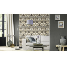 Salon avec canapé, lampadaire et papier peint à motifs à l''intérieur