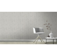 Helle Wand mit gemusterten Tapeten, Stuhl und Beistelltisch