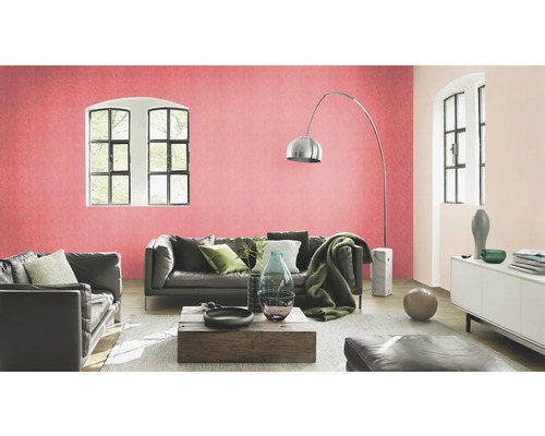 Salon avec papier peint structuré, canapé et meubles de salon