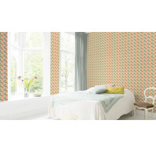 Schlafzimmer mit geometrischer Retro-Tapete in Gelb, Rot und Grau