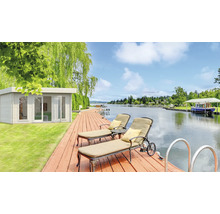 Maison de jardin sur une terrasse en bois avec chaises longues au bord du lac