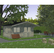 Holzgartenhaus mit Fenster und Tür in Gartenlandschaft.