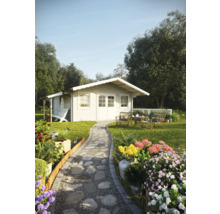 Garten mit Gartenhaus aus Holz, Steingartenweg und Blumenbeeten
