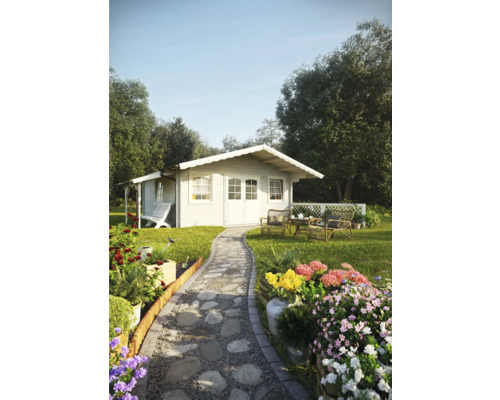 Garten mit Gartenhaus aus Holz, Steingartenweg und Blumenbeeten