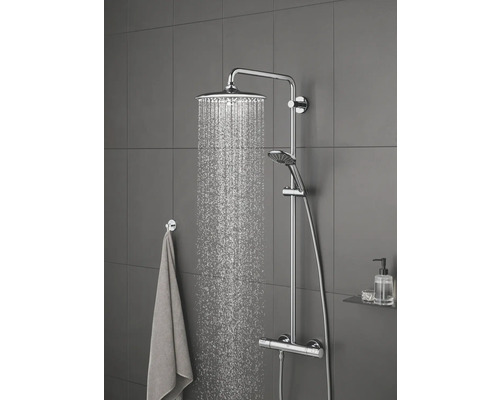 Système de douche avec douche de tête et douchette à main dans la salle de bain