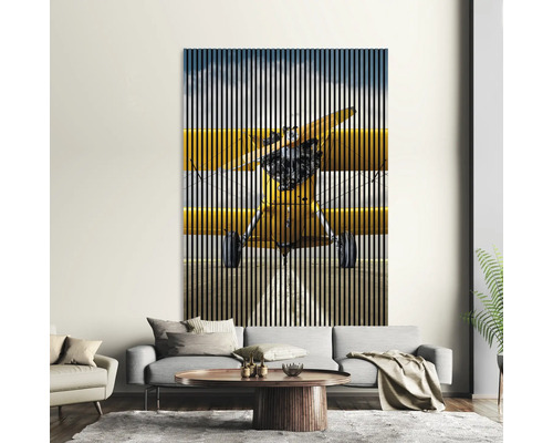 Dekoratives Wandbild mit gelbem Flugzeugmotiv im Wohnzimmer
