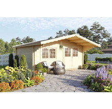 Abri de jardin en bois avec fenêtre et double porte, entouré de mobilier de jardin et de végétation luxuriante.