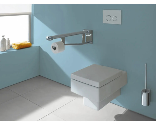 Wandhängende Toilette mit Haltegriff und Toilettenpapierhalter in einem Badezimmer.