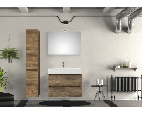 Badezimmer mit Waschbeckenunterschrank, Spiegelschrank und Hochschrank in Holzoptik