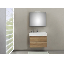 Badezimmer mit Waschbeckenunterschrank, Waschtisch und Spiegel