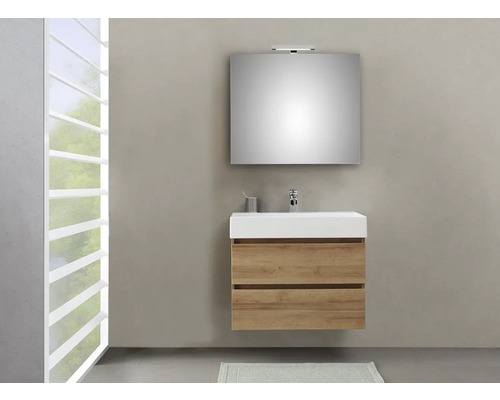 Badezimmer mit Waschbeckenunterschrank, Waschtisch und Spiegel