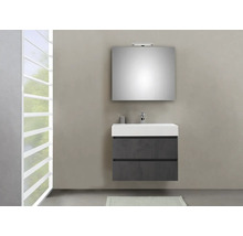 Modernes Badezimmer mit Waschbeckenunterschrank, Spiegel und Fenster