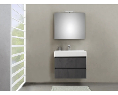 Modernes Badezimmer mit Waschbeckenunterschrank, Spiegel und Fenster