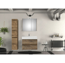 Badezimmer mit Waschtisch, Spiegelschrank und Hochschrank in Holzoptik