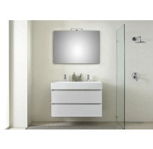 Badezimmer mit Waschbeckenunterschrank, Spiegel und Dusche