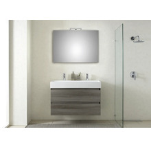 Badezimmer mit Waschtischunterschrank, Spiegel, Beleuchtung und Dusche