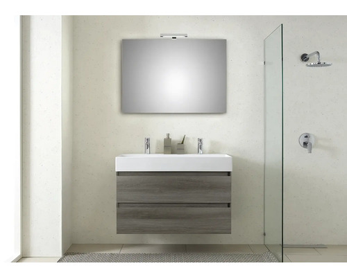 Badezimmer mit Waschtischunterschrank, Spiegel, Beleuchtung und Dusche