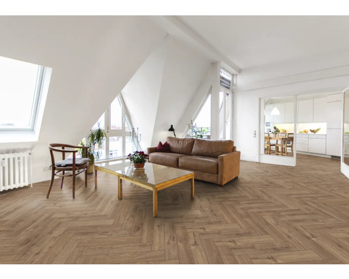 Échantillon stratifié Masterfloor Maestro Herring Oak Harlech chevrons 630 x 126 x 8 mm Salon avec parquet marron en motif à chevrons, canapé et table
