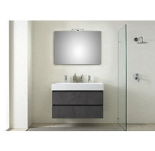 Modernes Badezimmer mit Waschtisch, Spiegel und Duschkabine