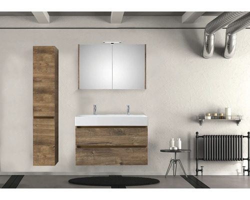 Badezimmer mit Waschtischunterschrank, Spiegelschrank und Hochschrank in Holzoptik.
