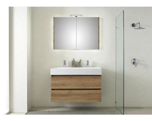 Helles Badezimmer mit Waschtisch, Spiegelschrank und Dusche