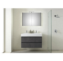 Modernes Badezimmer mit Waschtisch, Spiegelschrank und Dusche.