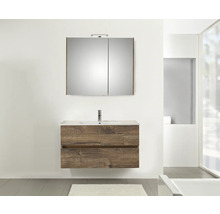 Badezimmer mit Waschbeckenunterschrank in Holzoptik, Waschtisch und Spiegelschrank