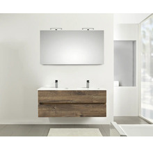 Badezimmer mit Waschtischunterschrank aus Holz, zwei Waschbecken und Spiegel