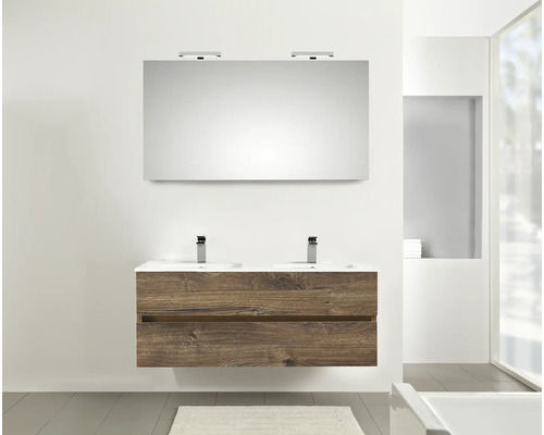 Badezimmer mit Waschtischunterschrank aus Holz, zwei Waschbecken und Spiegel