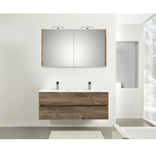 Modernes Badezimmer mit Doppelwaschtisch, Unterschrank mit Holzoptik und Spiegelschrank