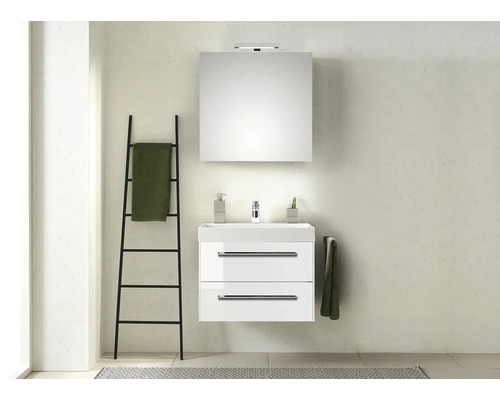 Badezimmer mit Waschtisch, Spiegelschrank und Handtuchleiter.