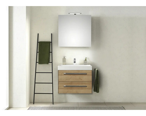 Modernes Badezimmer mit Waschtisch, Spiegelschrank und Handtuchleiter