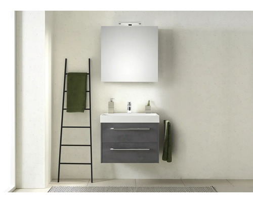 Modernes Badezimmer mit Waschbeckenunterschrank, Spiegel und Handtuchleiter