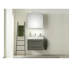 Modernes Badezimmer mit Waschbeckenunterschrank, Spiegel, Handtuchleiter und Accessoires