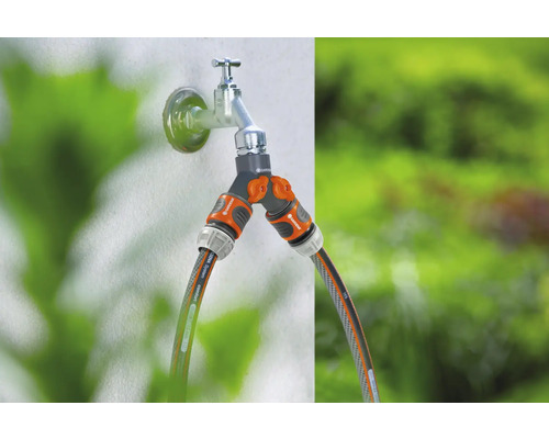 Gardena Wasserverteiler an einem Wasserhahn mit zwei angeschlossenen Gartenschläuchen