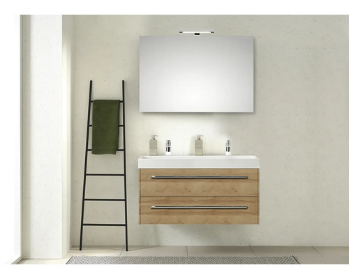 Badezimmer mit Waschtischunterschrank, Spiegel, Handtuchleiter und Badaccessoires