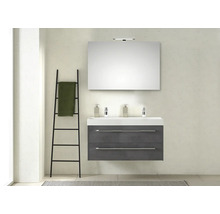 Salle de bains moderne avec meuble sous-vasque, miroir et échelle à serviettes