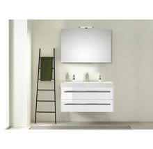 Badezimmer mit Waschbeckenunterschrank, Spiegel, Handtuchleiter und Handtuch