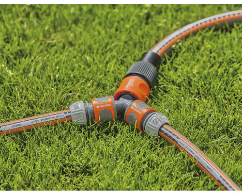 Raccord de tuyau d''arrosage sur pelouse