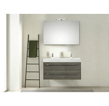 Badezimmer mit Waschtischunterschrank, Spiegel, Handtuchleiter und Handtuch