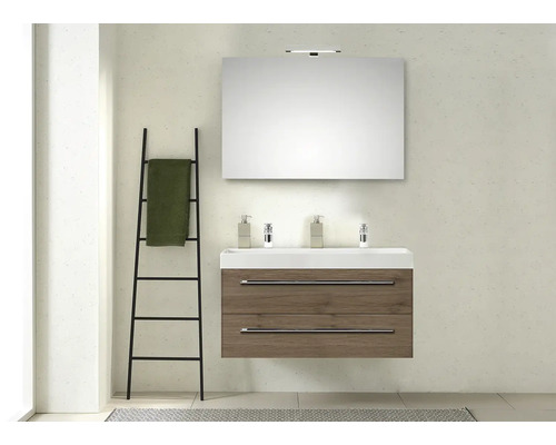Modernes Badezimmer mit Waschtisch, Spiegel und Handtuchleiter