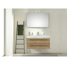 Modernes Badezimmer mit Waschtisch, Spiegel, Handtuchleiter und Badaccessoires.