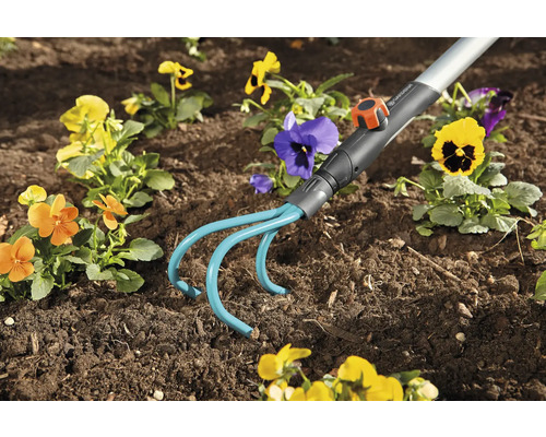 Outil de jardin pour le travail du sol entre les parterres de fleurs