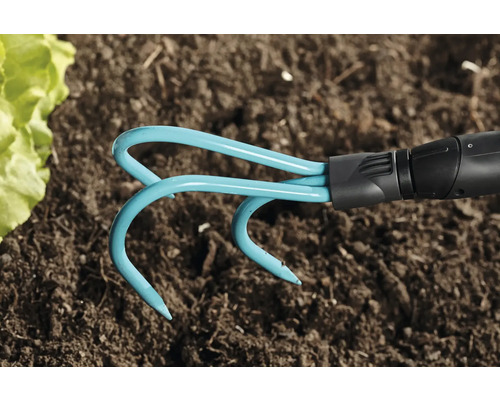 Outil de jardin avec des dents dans le sol