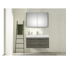 Modernes Badezimmer mit Waschtischunterschrank, Spiegelschrank, Handtuchleiter und Handtuch