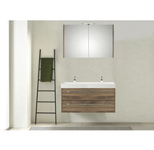Badezimmer mit Waschtischunterschrank, Spiegelschrank und Leiterregal