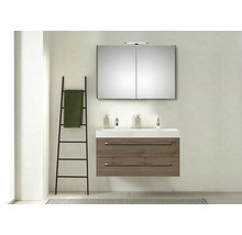 Badezimmer mit Waschtischunterschrank, Spiegelschrank und Handtuchleiter