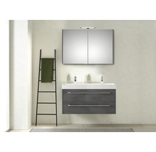Badezimmer mit Spiegelschrank, Waschtischunterschrank, Handtuchleiter und Handtuch
